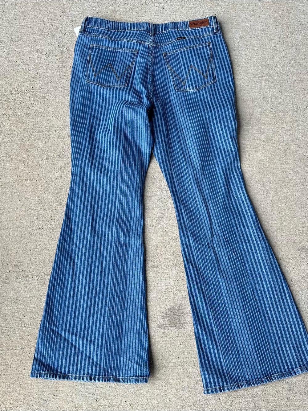 New With Tags Wrangler High Rise Fierce Flare Jeans - Picture 3 of 3